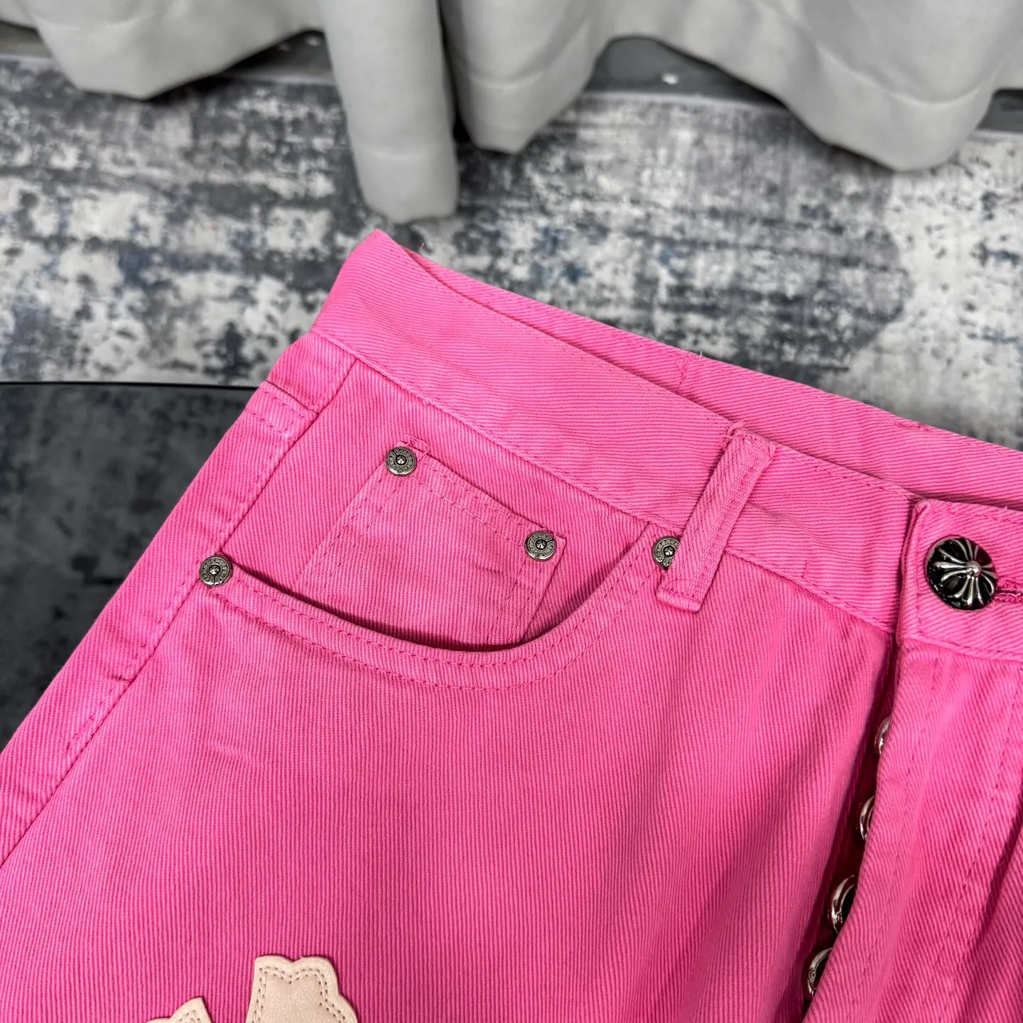 P260 Chrome hearts｜ch Chrome Hearts Limited Barbie Pink Leather Jeans for Girls - Charming dopamine personalized jeans, indispensable for fashionistas, the same model for celebrities, and one touted by many bloggers. This new pair of pants is perfect in terms of shape and upper body. It is no exaggeration to say that making a pair of jeans is equivalent to making 20 short-sleeved pieces. The fabric is made of high-quality imported denim. It has a unique high-end texture. I am very satisfied with it after washing and proofing several times.  Color: Barbie Pink Size: 28/30/32/34 Waist: 74/76/78/80 Pants Length: 101/102/103/104